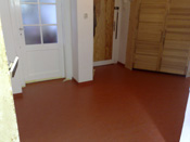 Podlaha z červeného marmolea položena, dokončena, svařená a začištěná